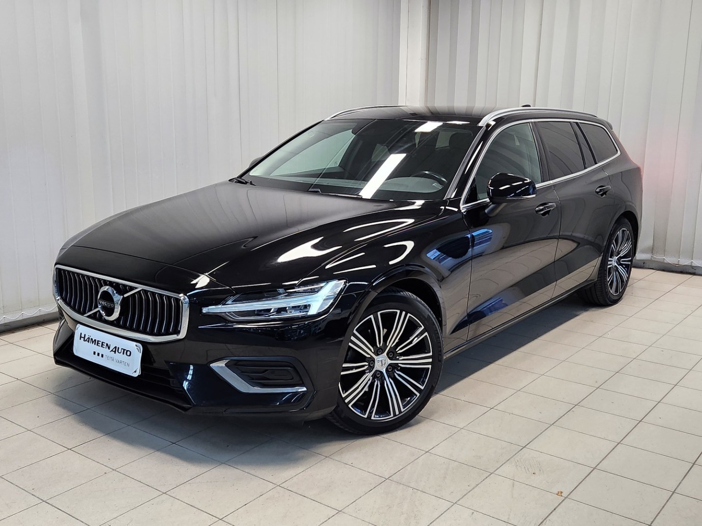 Esittelykuva VOLVO V60 kevythybridiautosta.