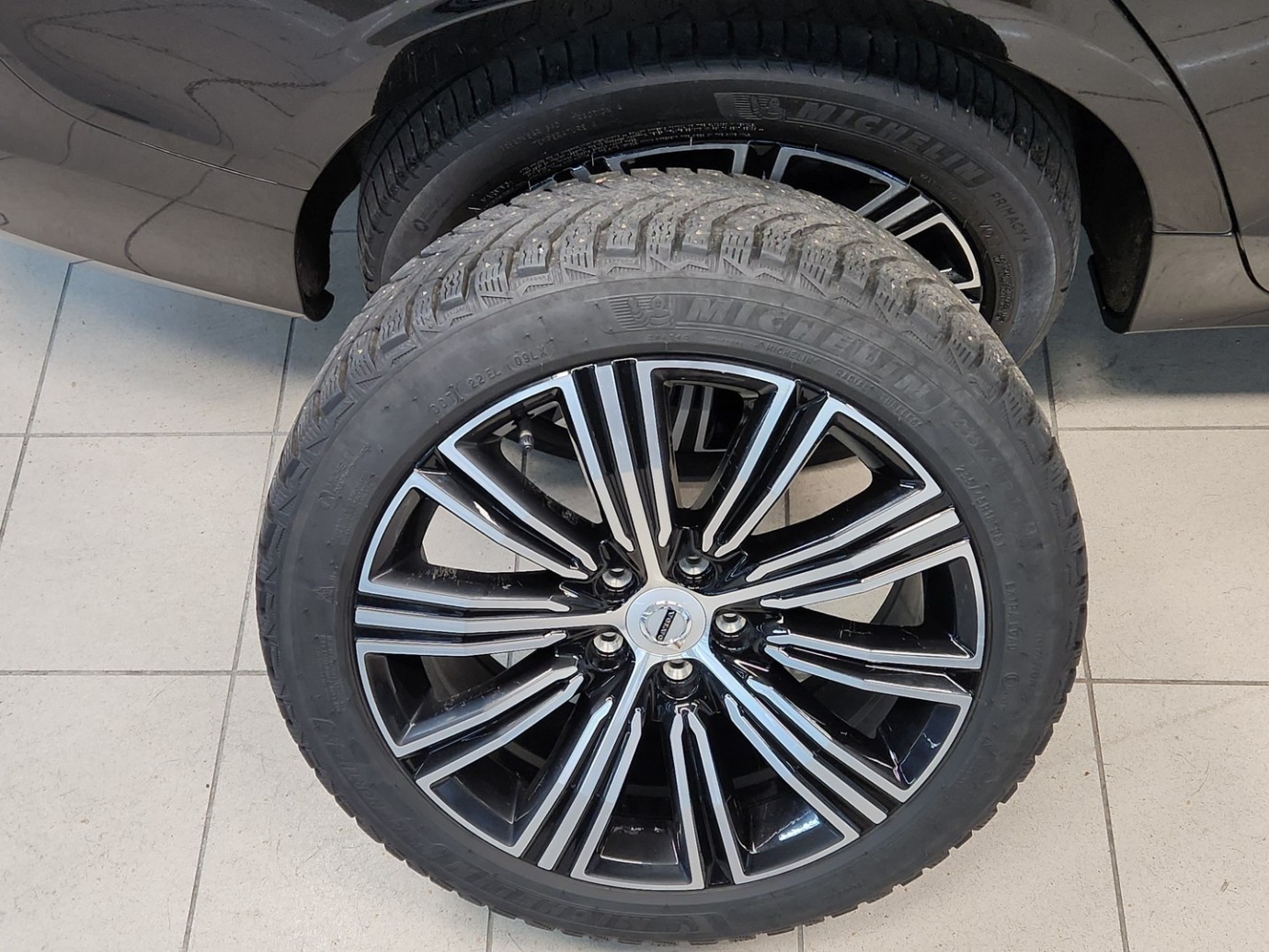 Esittelykuva VOLVO V60 kevythybridiautosta.