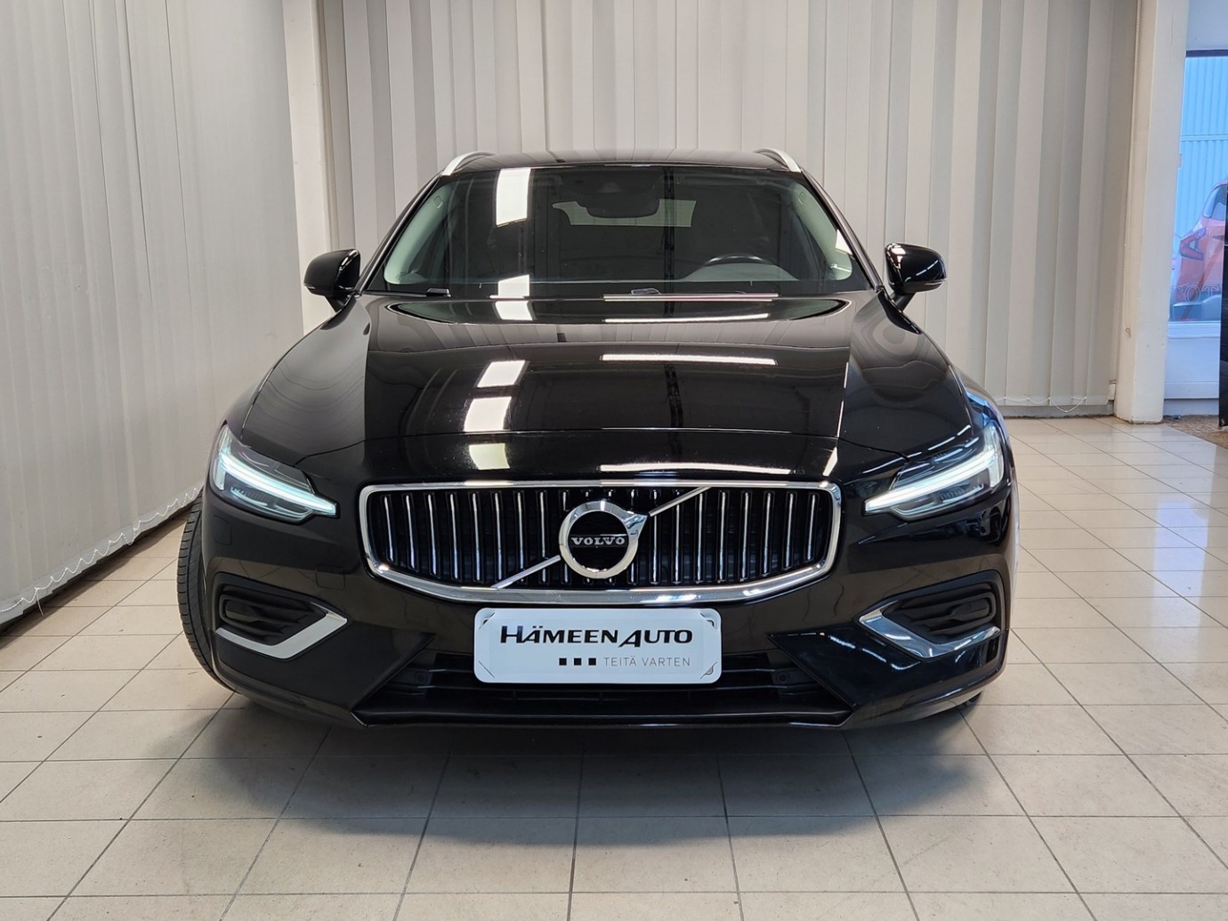 Esittelykuva VOLVO V60 kevythybridiautosta.