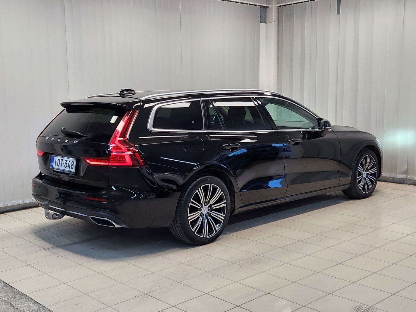 Esittelykuva VOLVO V60 kevythybridiautosta.