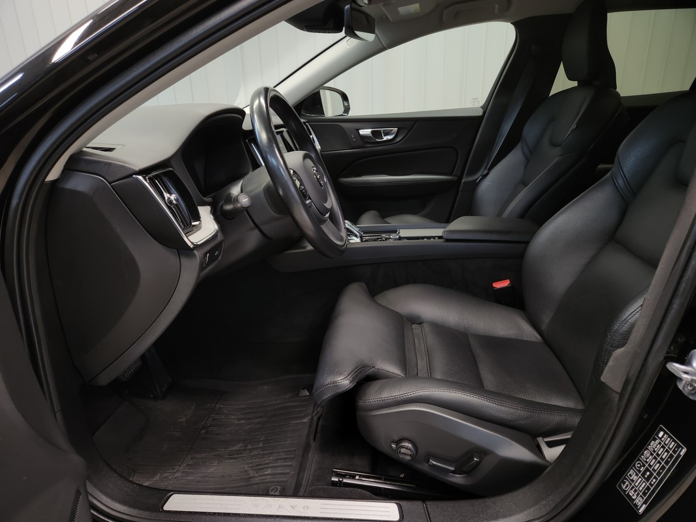 Esittelykuva VOLVO V60 kevythybridiautosta.