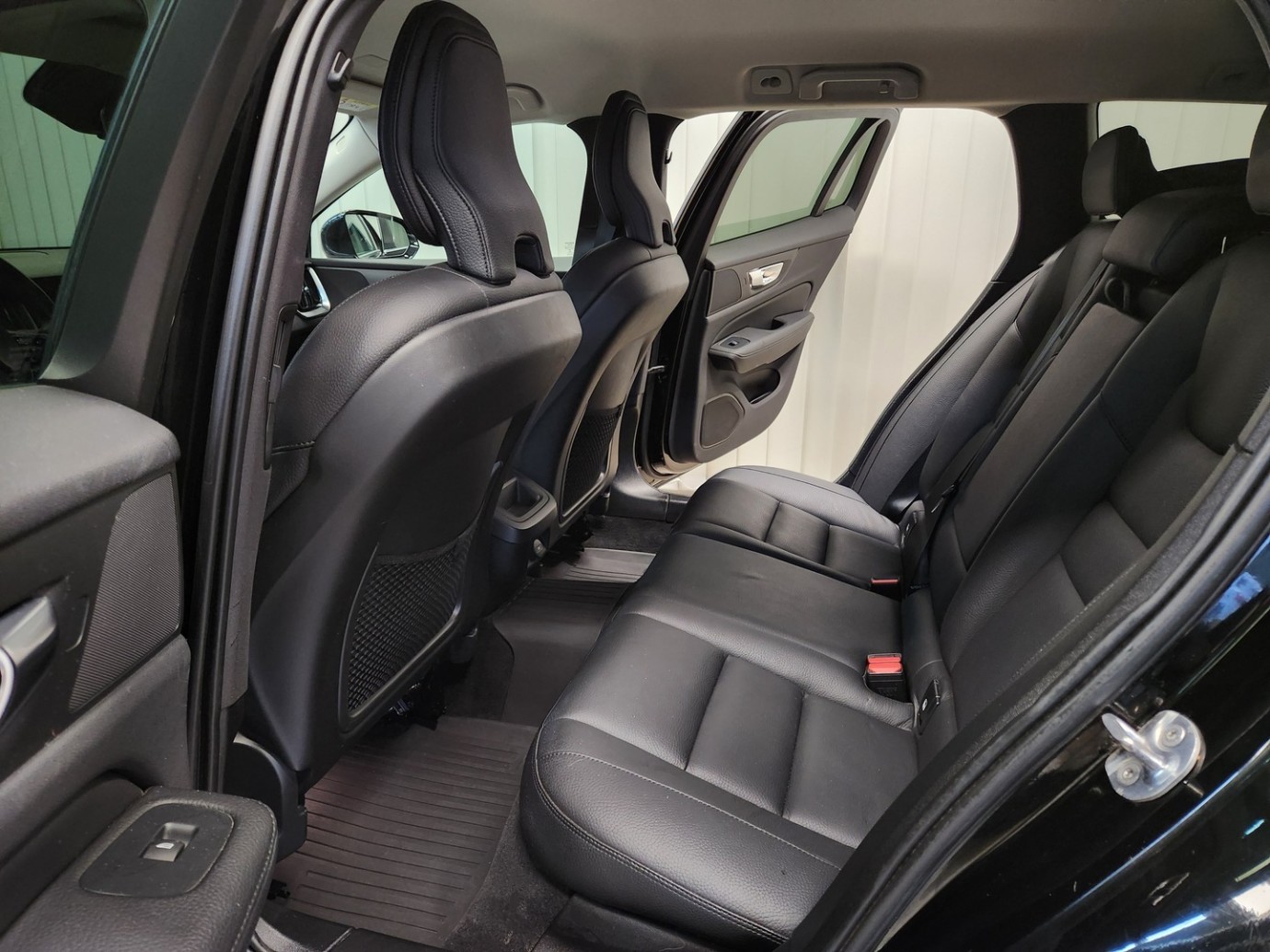 Esittelykuva VOLVO V60 kevythybridiautosta.