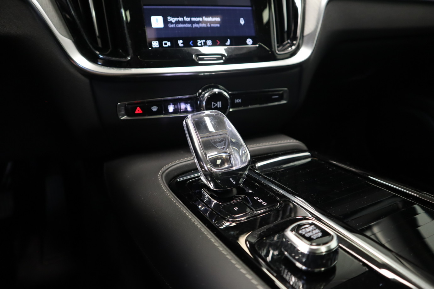 Esittelykuva VOLVO V60 lataushybridiautosta.