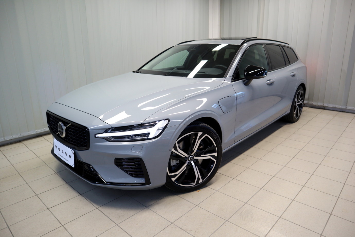 Esittelykuva VOLVO V60 lataushybridiautosta.