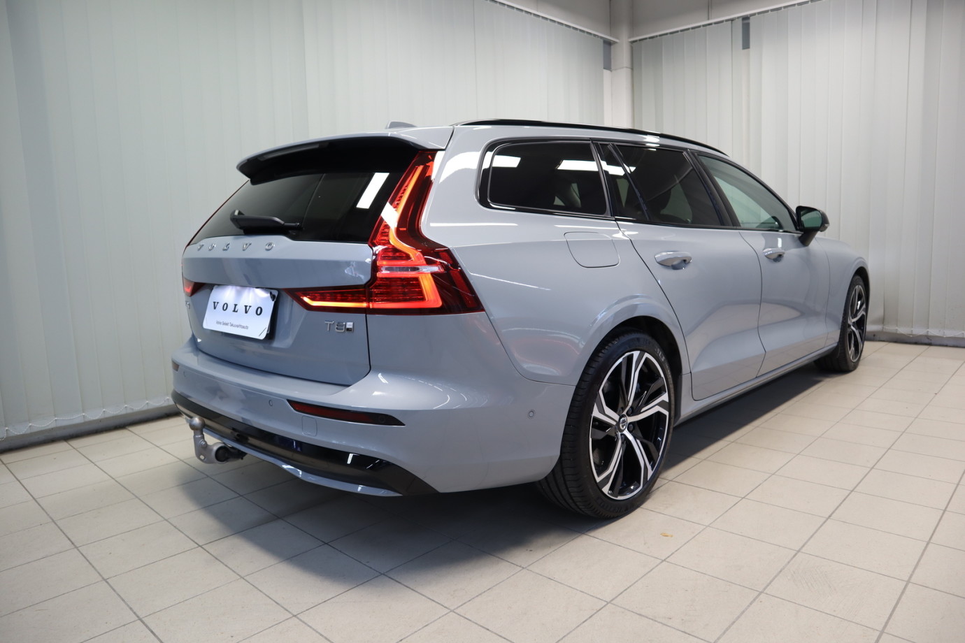Esittelykuva VOLVO V60 lataushybridiautosta.