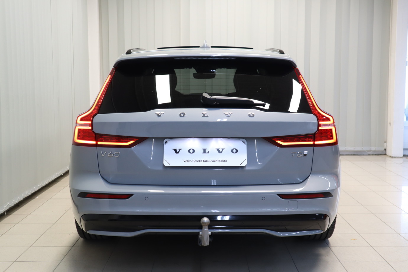 Esittelykuva VOLVO V60 lataushybridiautosta.