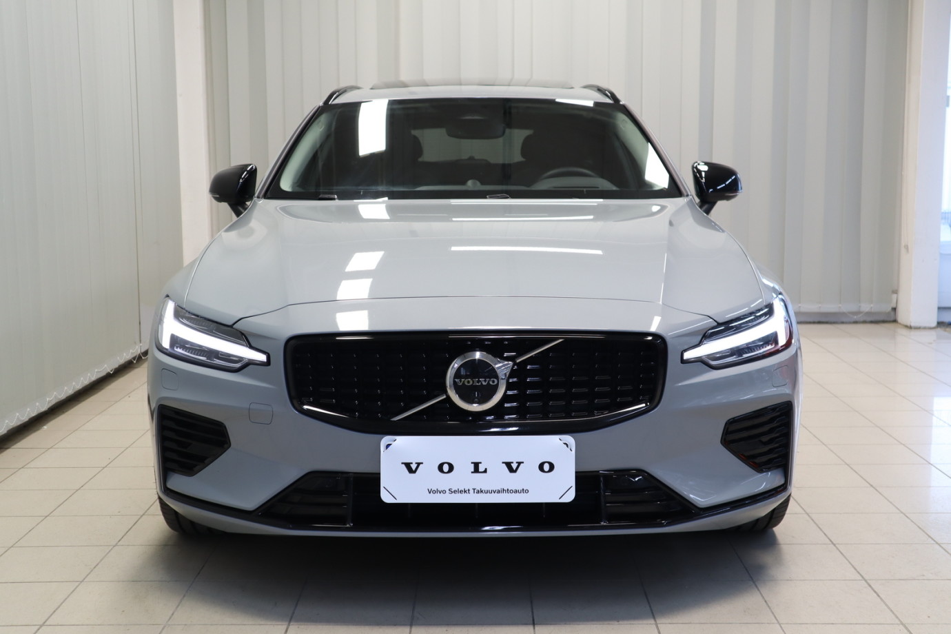 Esittelykuva VOLVO V60 lataushybridiautosta.