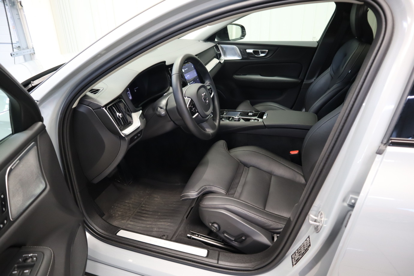 Esittelykuva VOLVO V60 lataushybridiautosta.