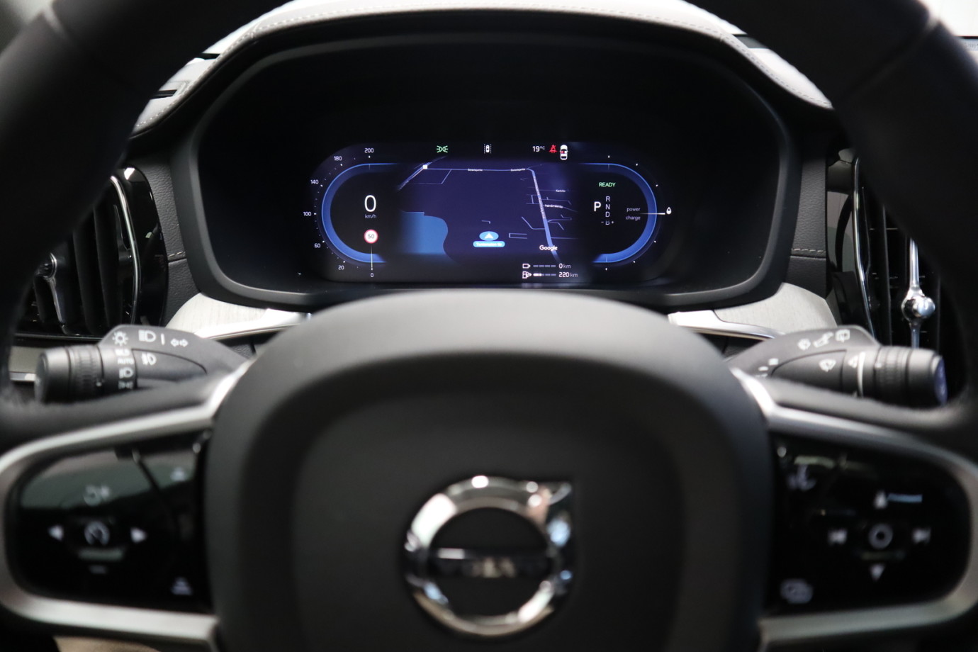 Esittelykuva VOLVO V60 lataushybridiautosta.