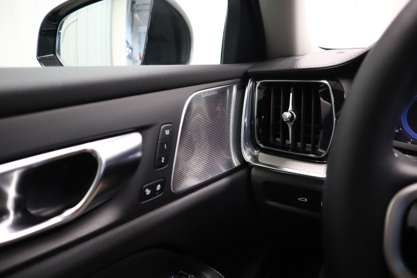 Esittelykuva VOLVO V60 lataushybridiautosta.