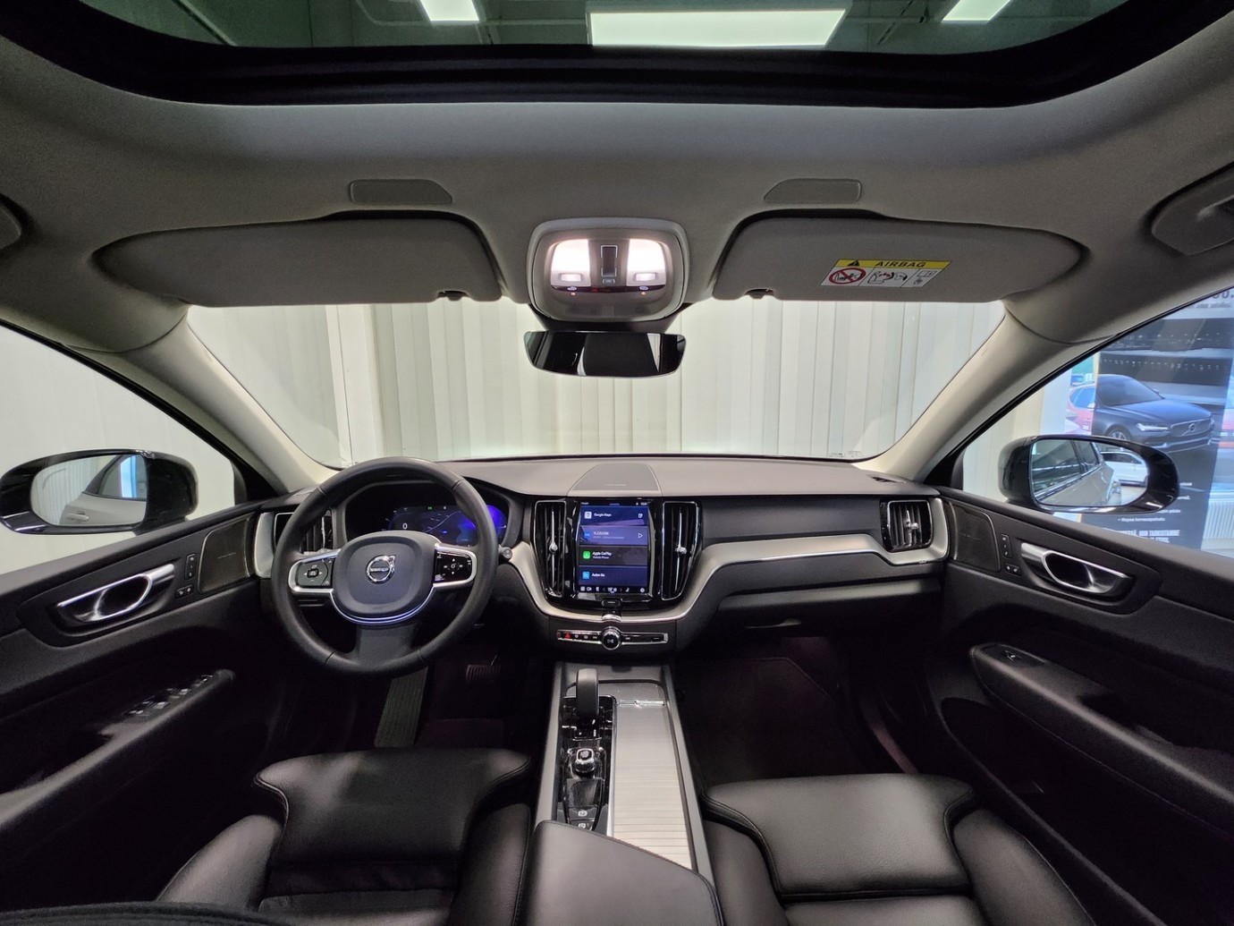 Esittelykuva VOLVO XC60 lataushybridiautosta.