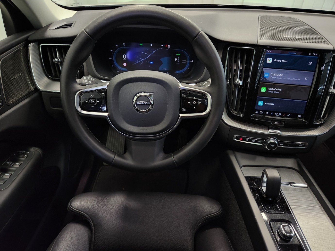 Esittelykuva VOLVO XC60 lataushybridiautosta.