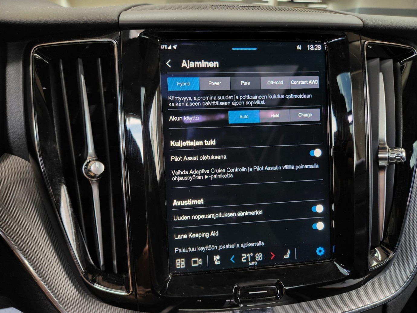Esittelykuva VOLVO XC60 lataushybridiautosta.