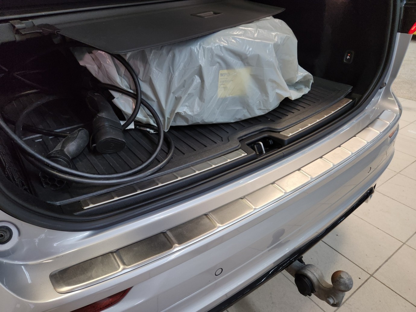 Esittelykuva VOLVO XC60 lataushybridiautosta.