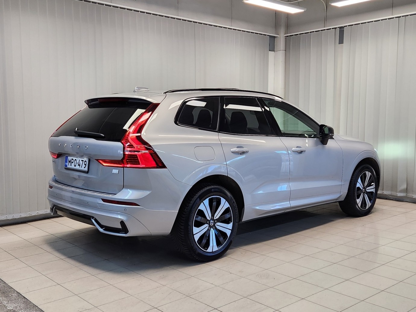 Esittelykuva VOLVO XC60 lataushybridiautosta.