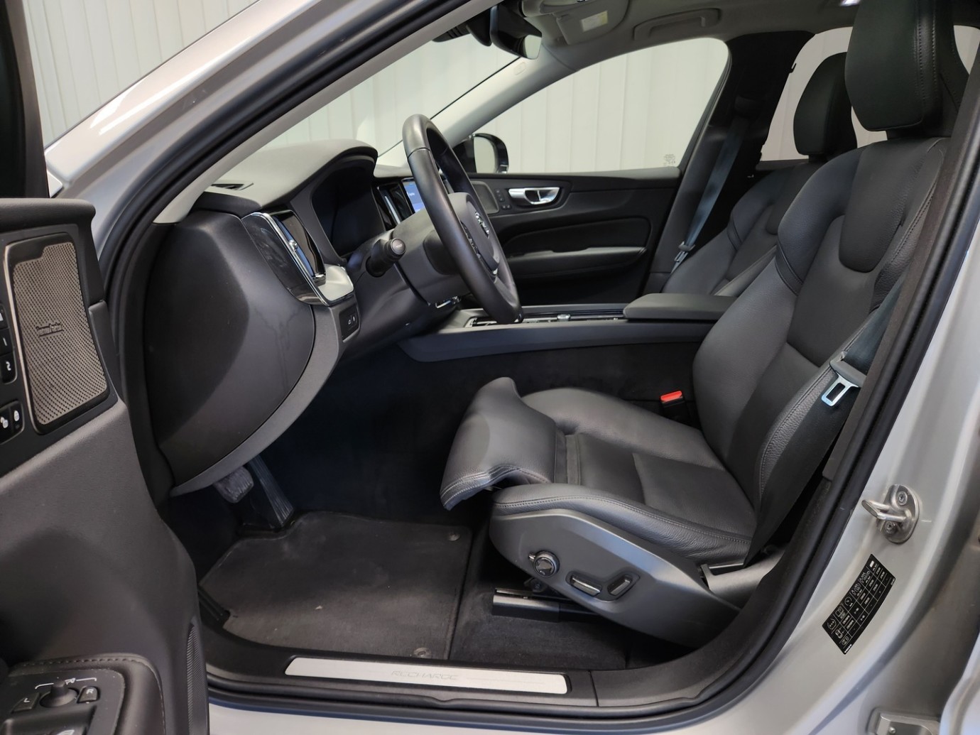 Esittelykuva VOLVO XC60 lataushybridiautosta.