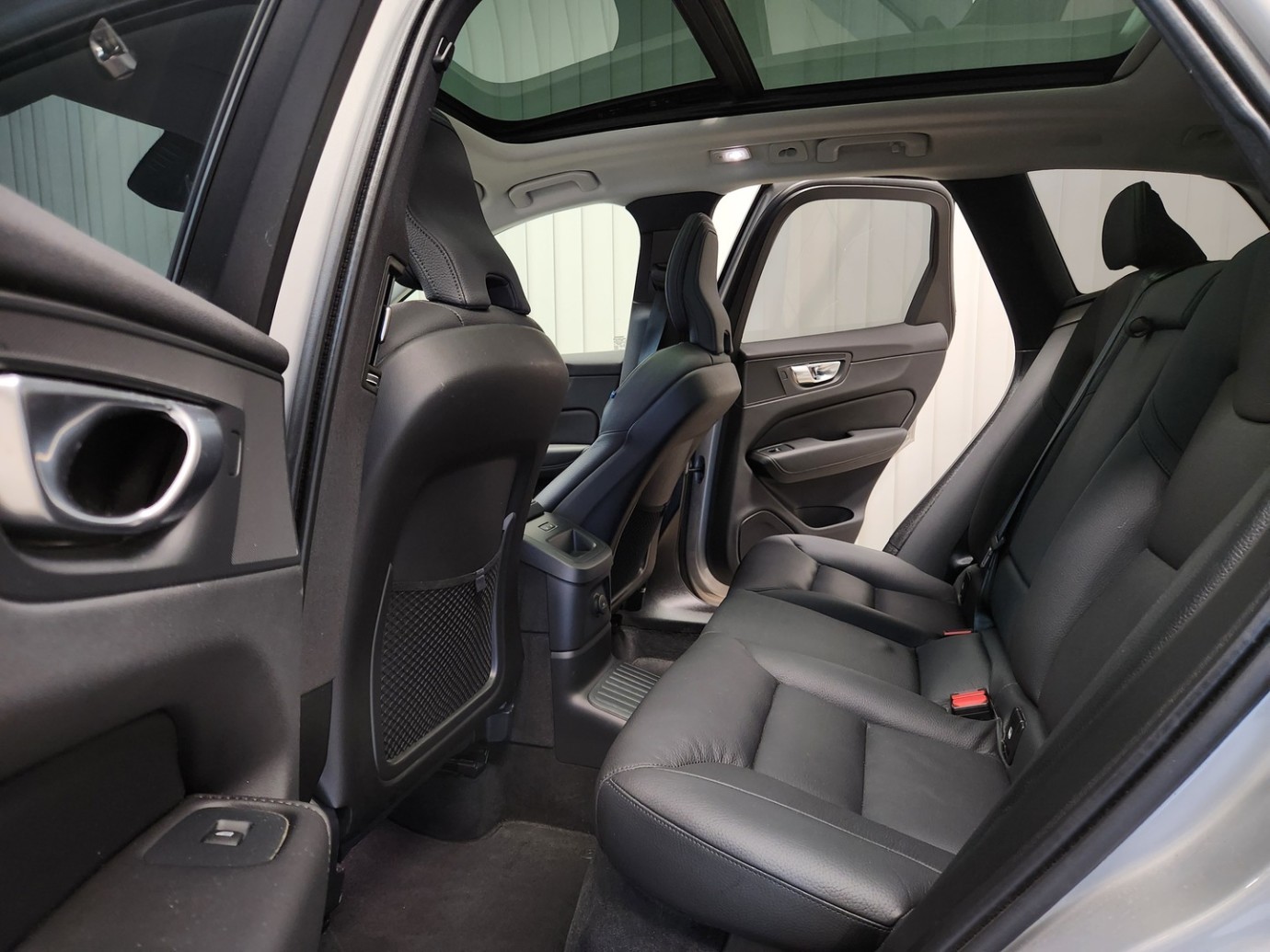 Esittelykuva VOLVO XC60 lataushybridiautosta.