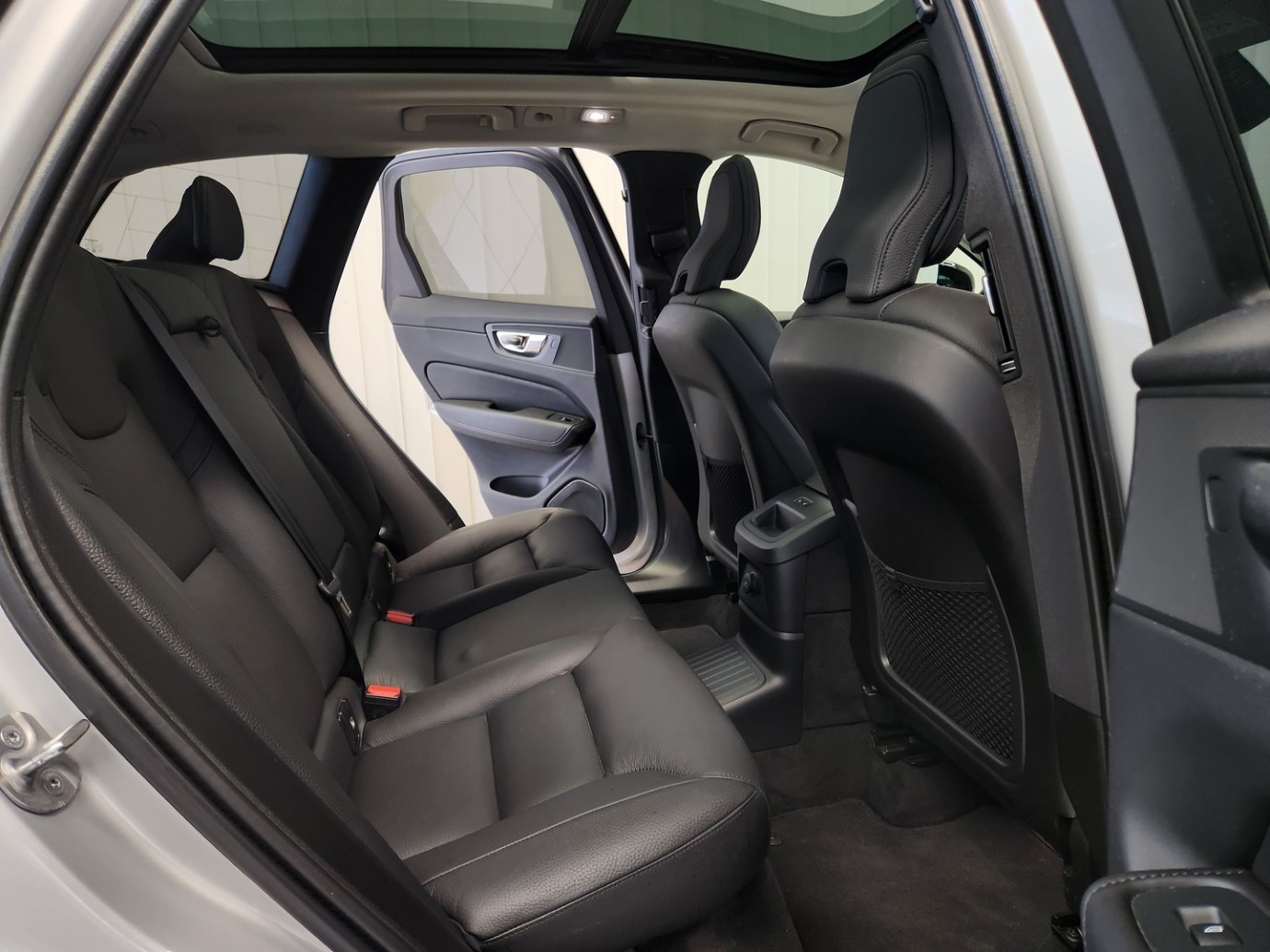 Esittelykuva VOLVO XC60 lataushybridiautosta.