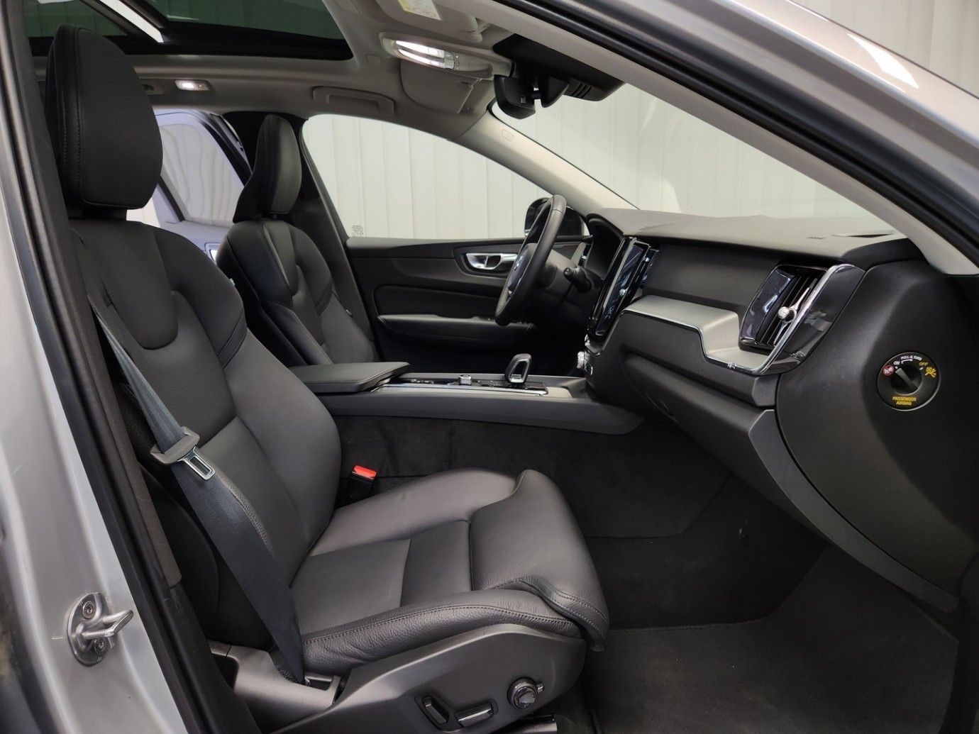 Esittelykuva VOLVO XC60 lataushybridiautosta.