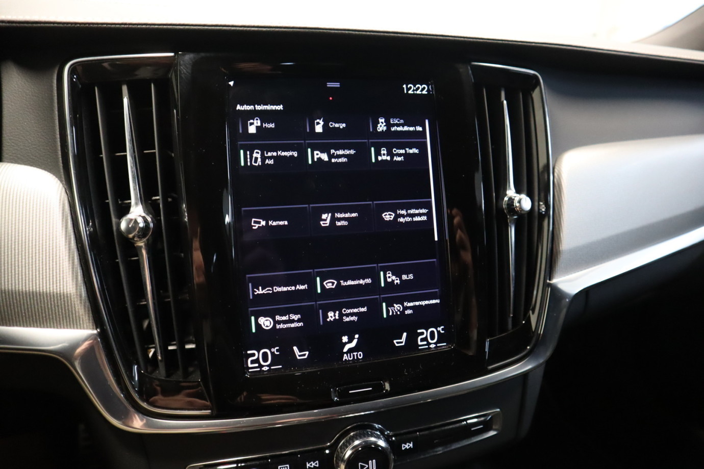 Esittelykuva VOLVO V90 lataushybridiautosta.