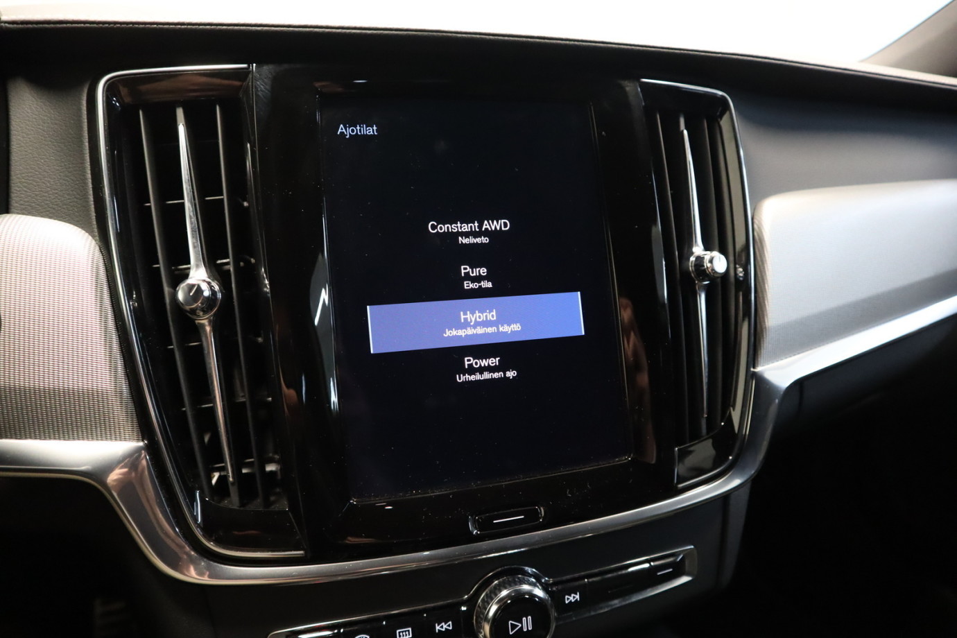 Esittelykuva VOLVO V90 lataushybridiautosta.