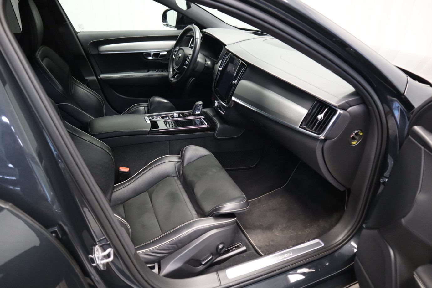 Esittelykuva VOLVO V90 lataushybridiautosta.