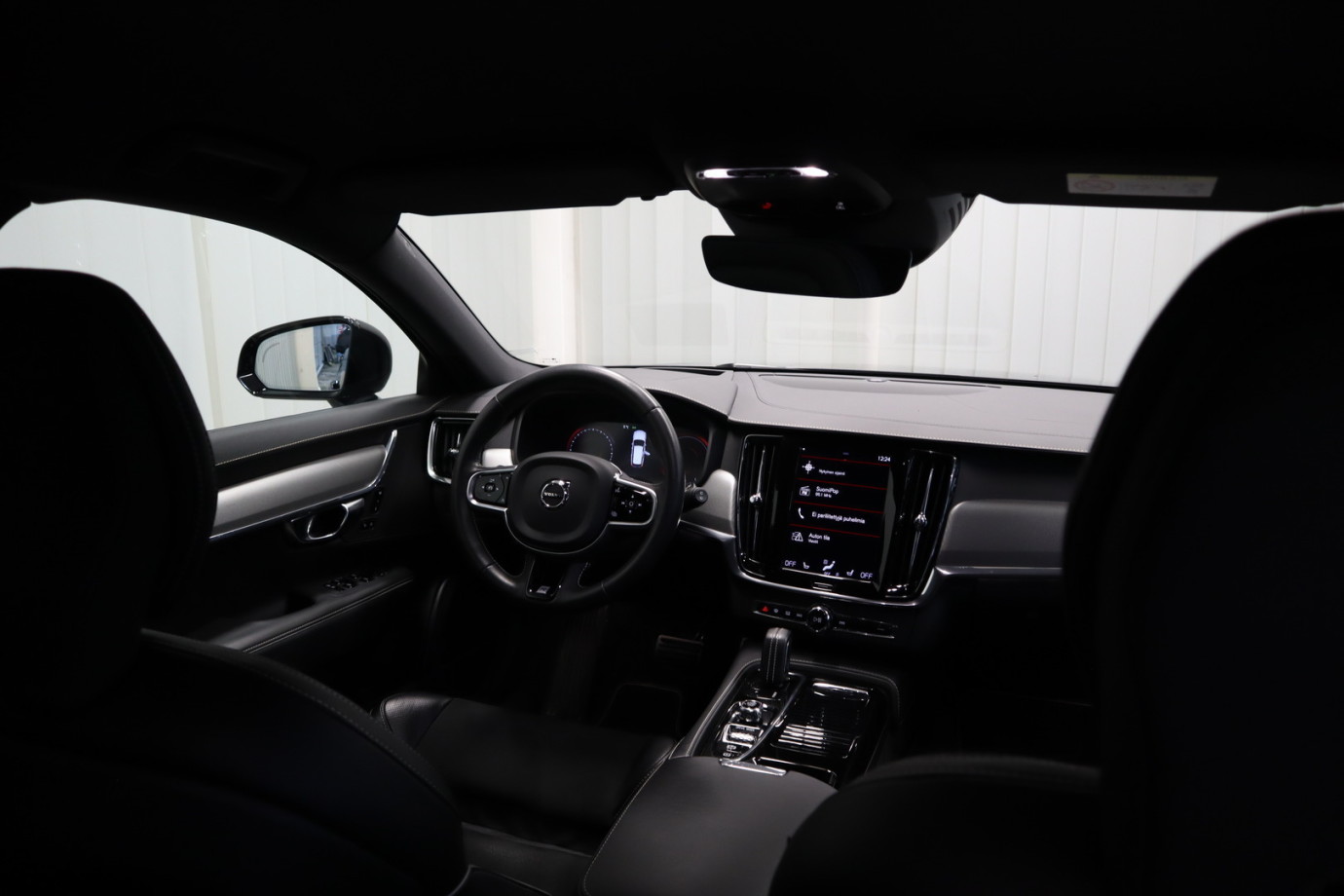 Esittelykuva VOLVO V90 lataushybridiautosta.