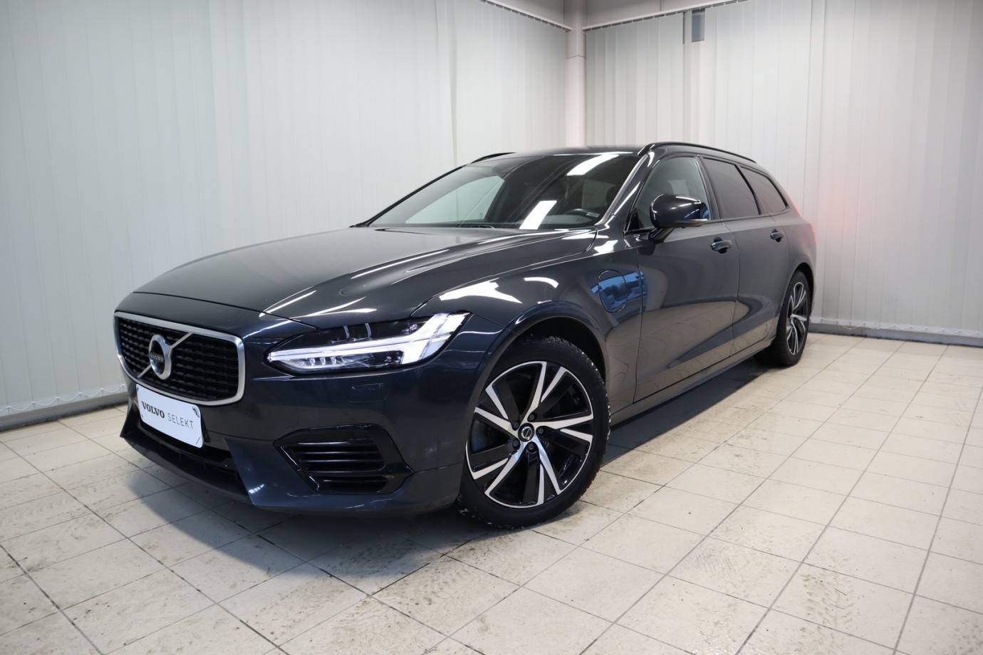 Esittelykuva VOLVO V90 lataushybridiautosta.