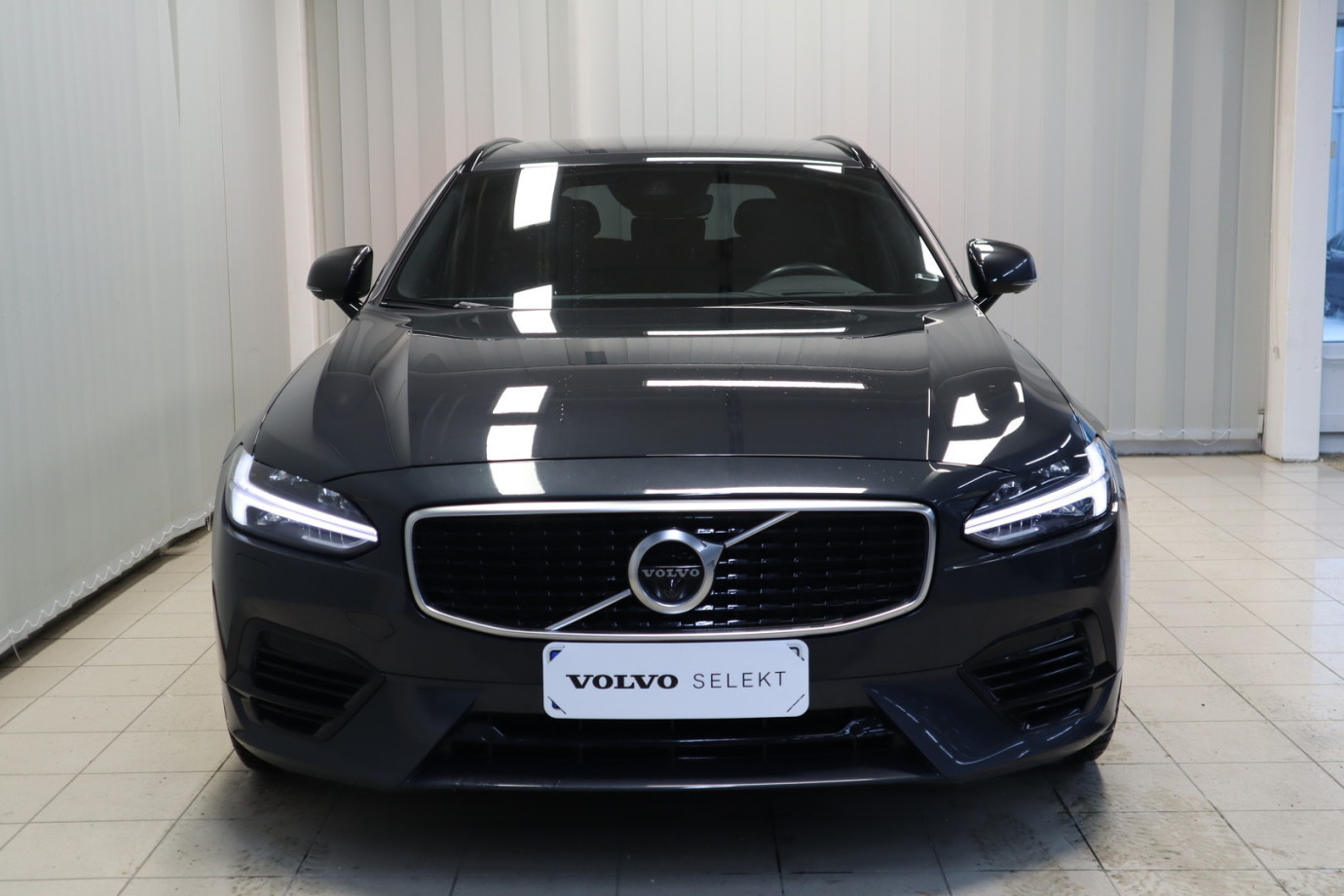Esittelykuva VOLVO V90 lataushybridiautosta.