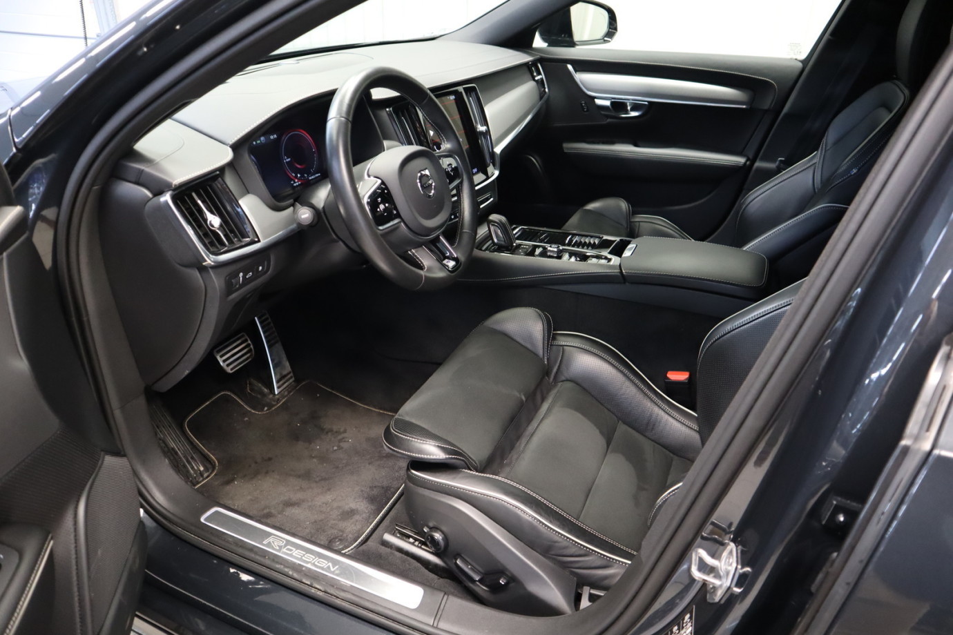 Esittelykuva VOLVO V90 lataushybridiautosta.