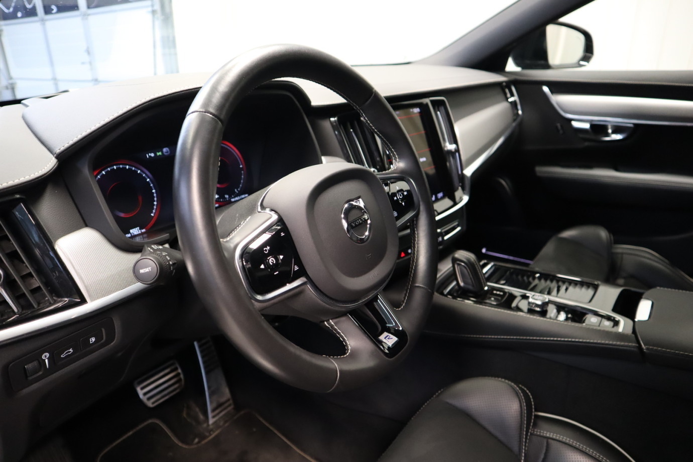 Esittelykuva VOLVO V90 lataushybridiautosta.