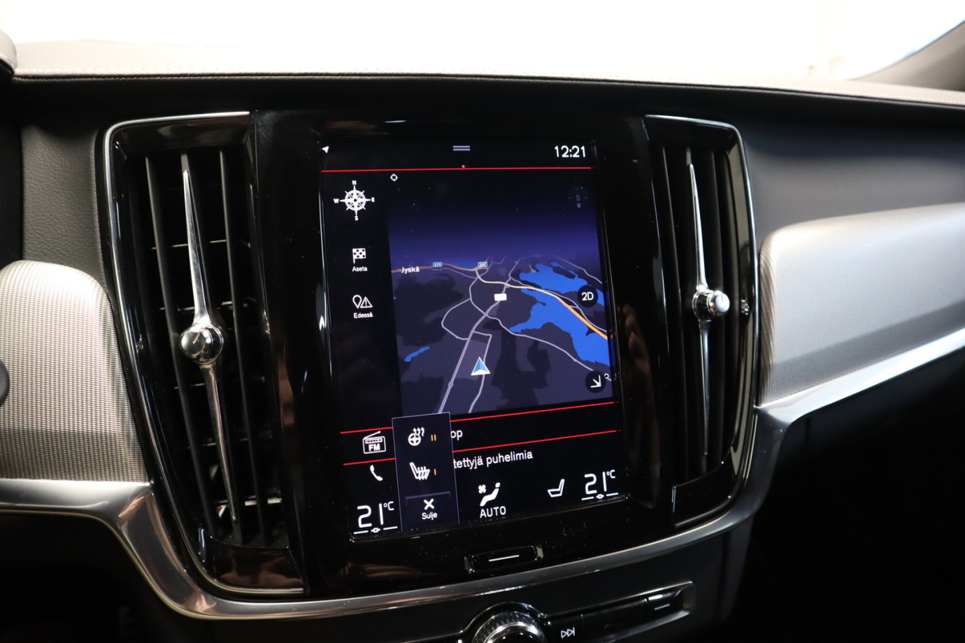 Esittelykuva VOLVO V90 lataushybridiautosta.