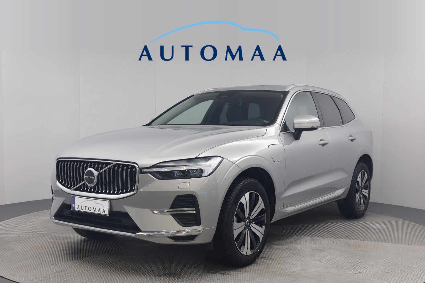 Esittelykuva VOLVO XC60 lataushybridiautosta.