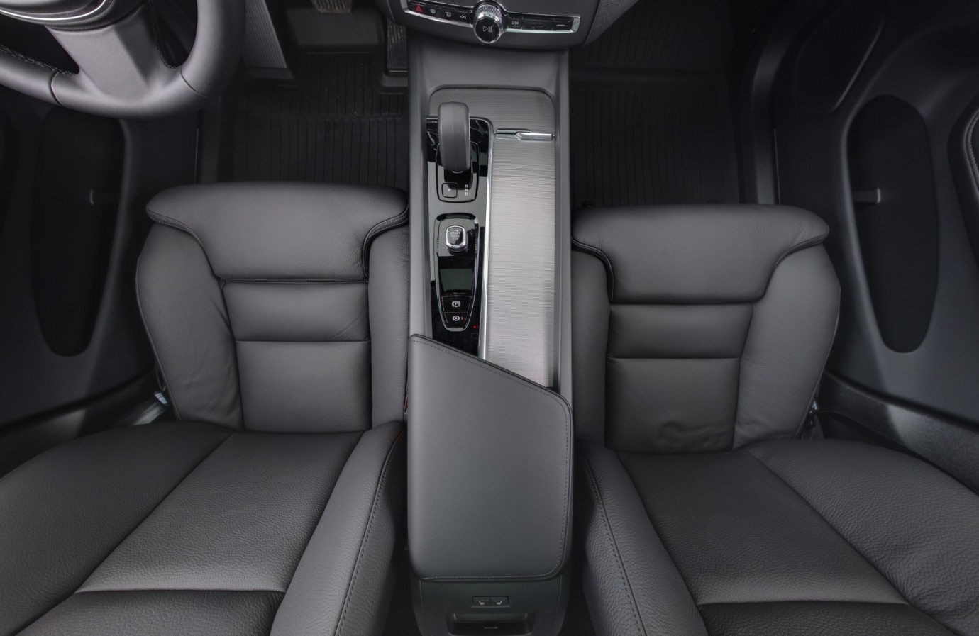 Esittelykuva VOLVO XC60 lataushybridiautosta.