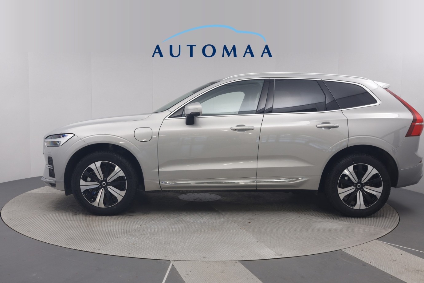 Esittelykuva VOLVO XC60 lataushybridiautosta.