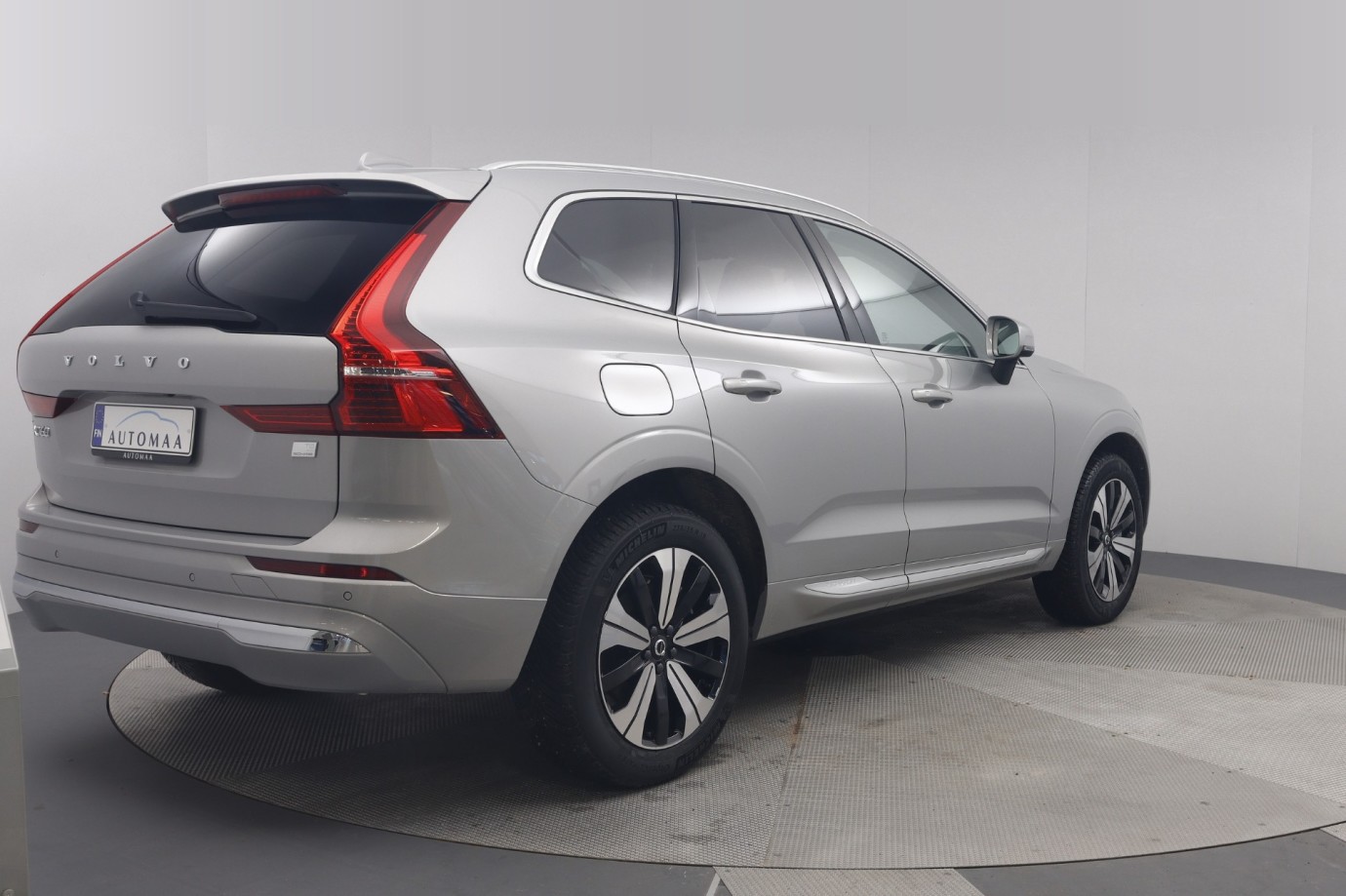Esittelykuva VOLVO XC60 lataushybridiautosta.