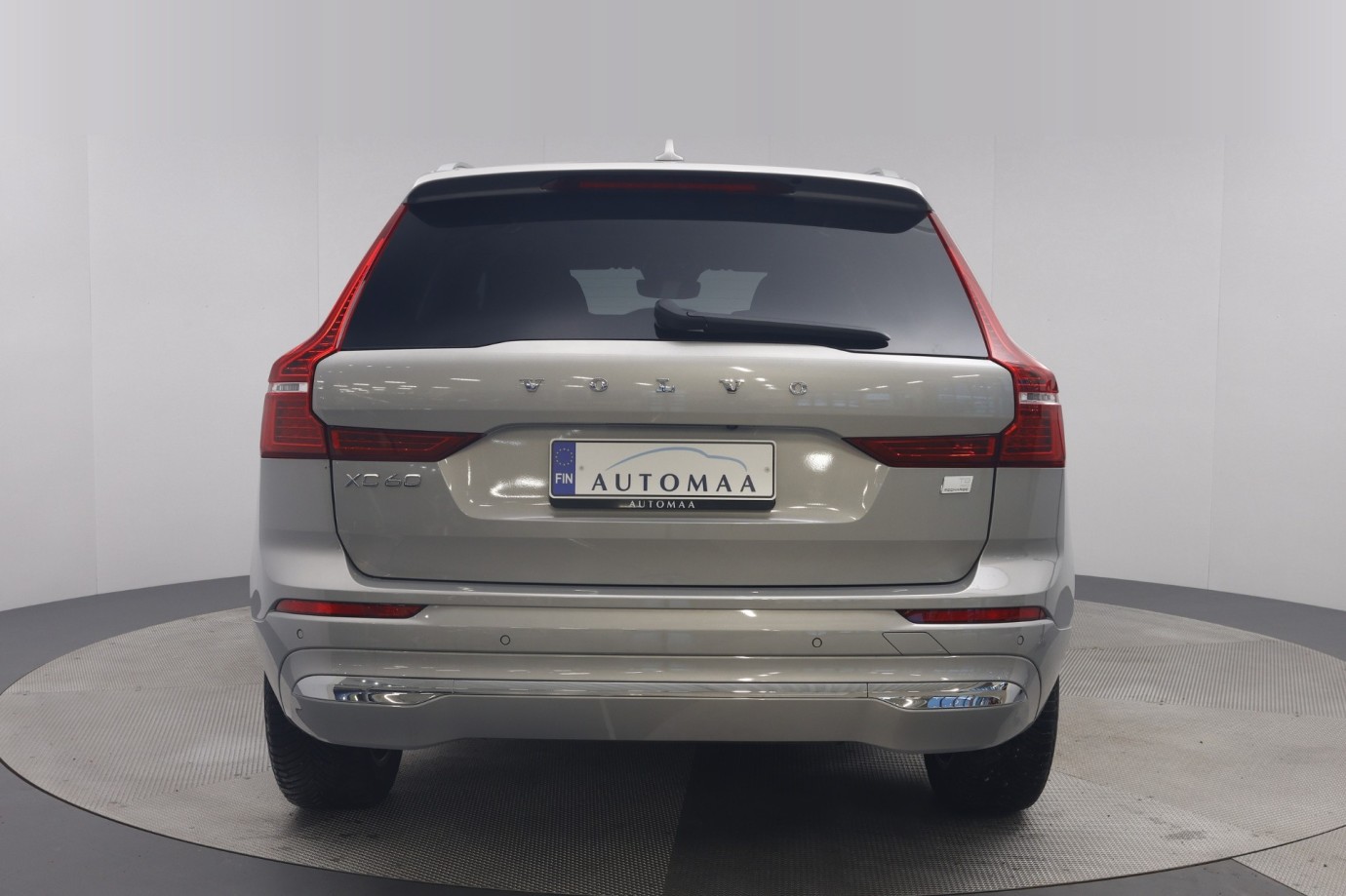 Esittelykuva VOLVO XC60 lataushybridiautosta.