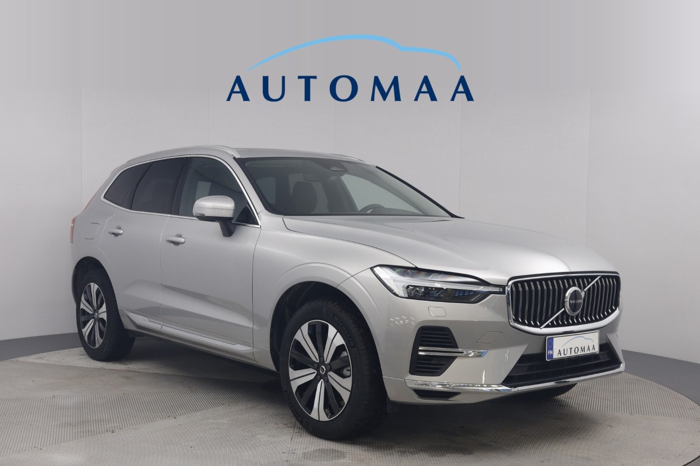 Esittelykuva VOLVO XC60 lataushybridiautosta.
