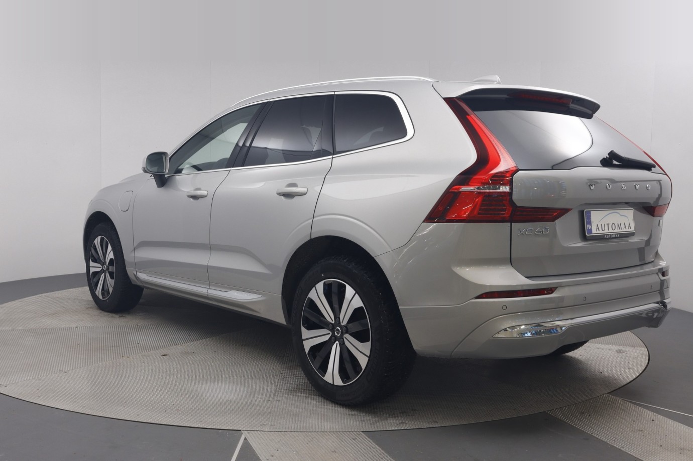 Esittelykuva VOLVO XC60 lataushybridiautosta.
