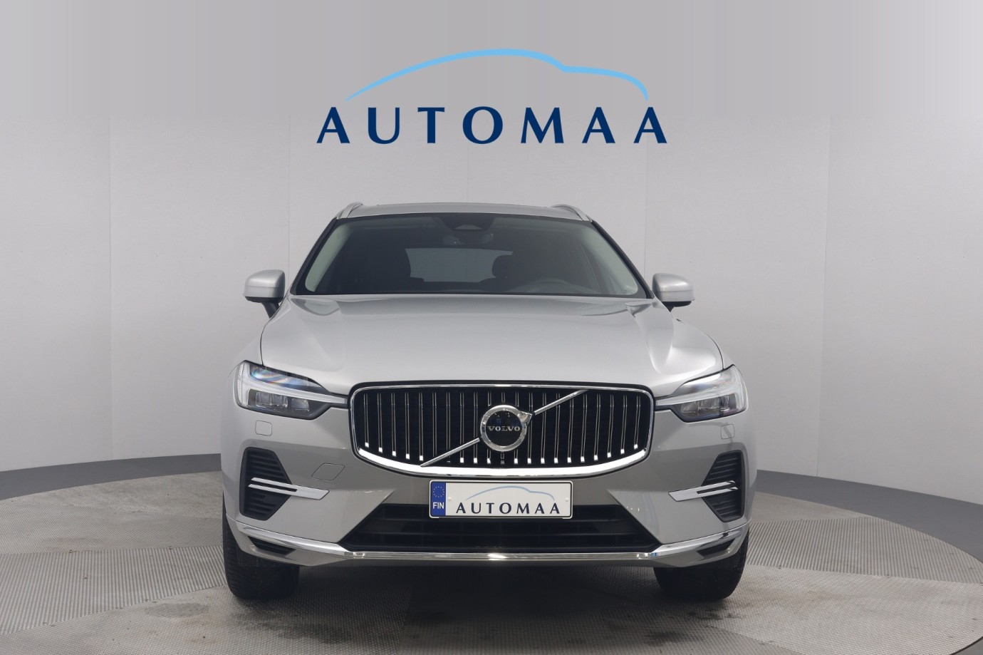 Esittelykuva VOLVO XC60 lataushybridiautosta.