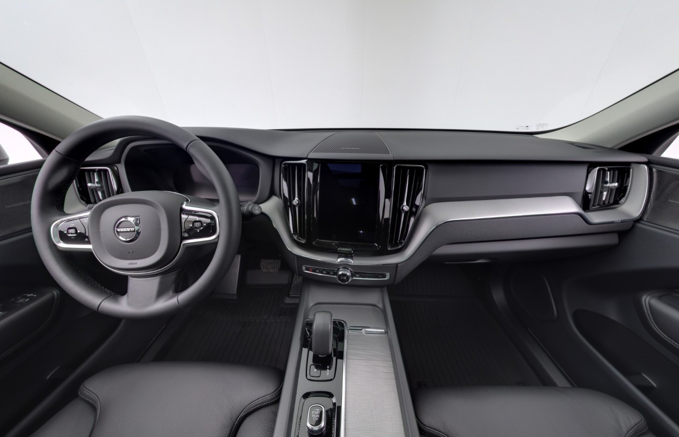 Esittelykuva VOLVO XC60 lataushybridiautosta.