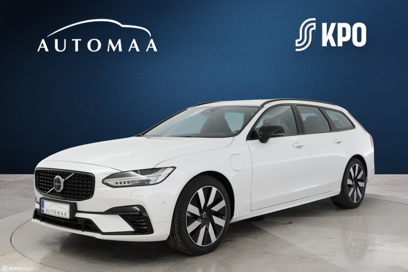 Esittelykuva VOLVO V90 lataushybridiautosta.