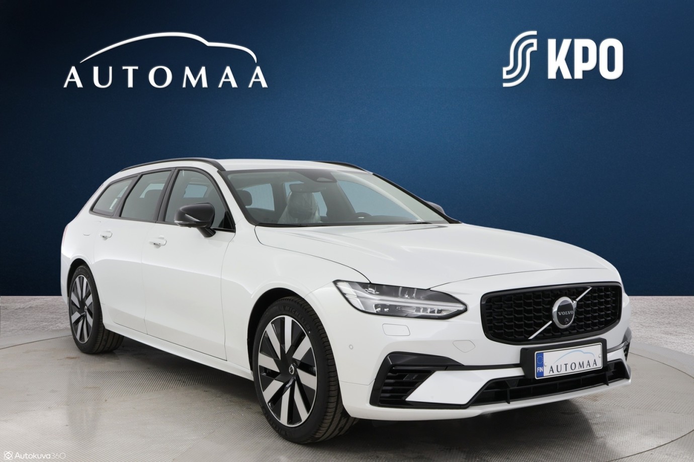 Esittelykuva VOLVO V90 lataushybridiautosta.