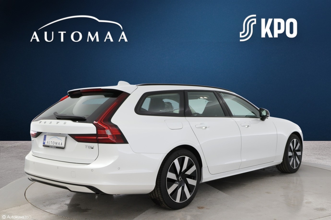 Esittelykuva VOLVO V90 lataushybridiautosta.