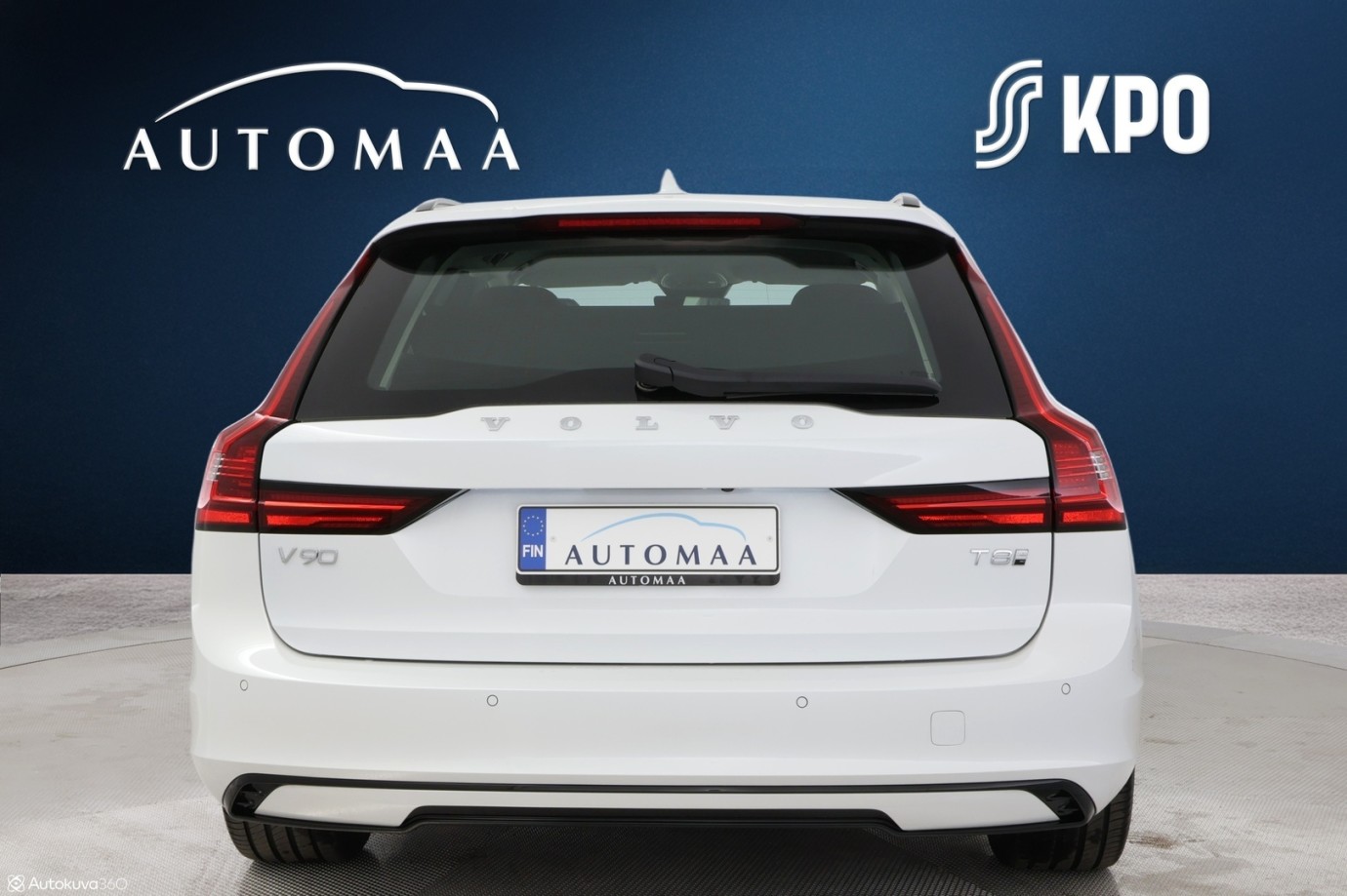Esittelykuva VOLVO V90 lataushybridiautosta.