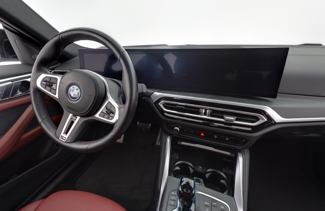 Esittelykuva VOLVO V90 lataushybridiautosta.