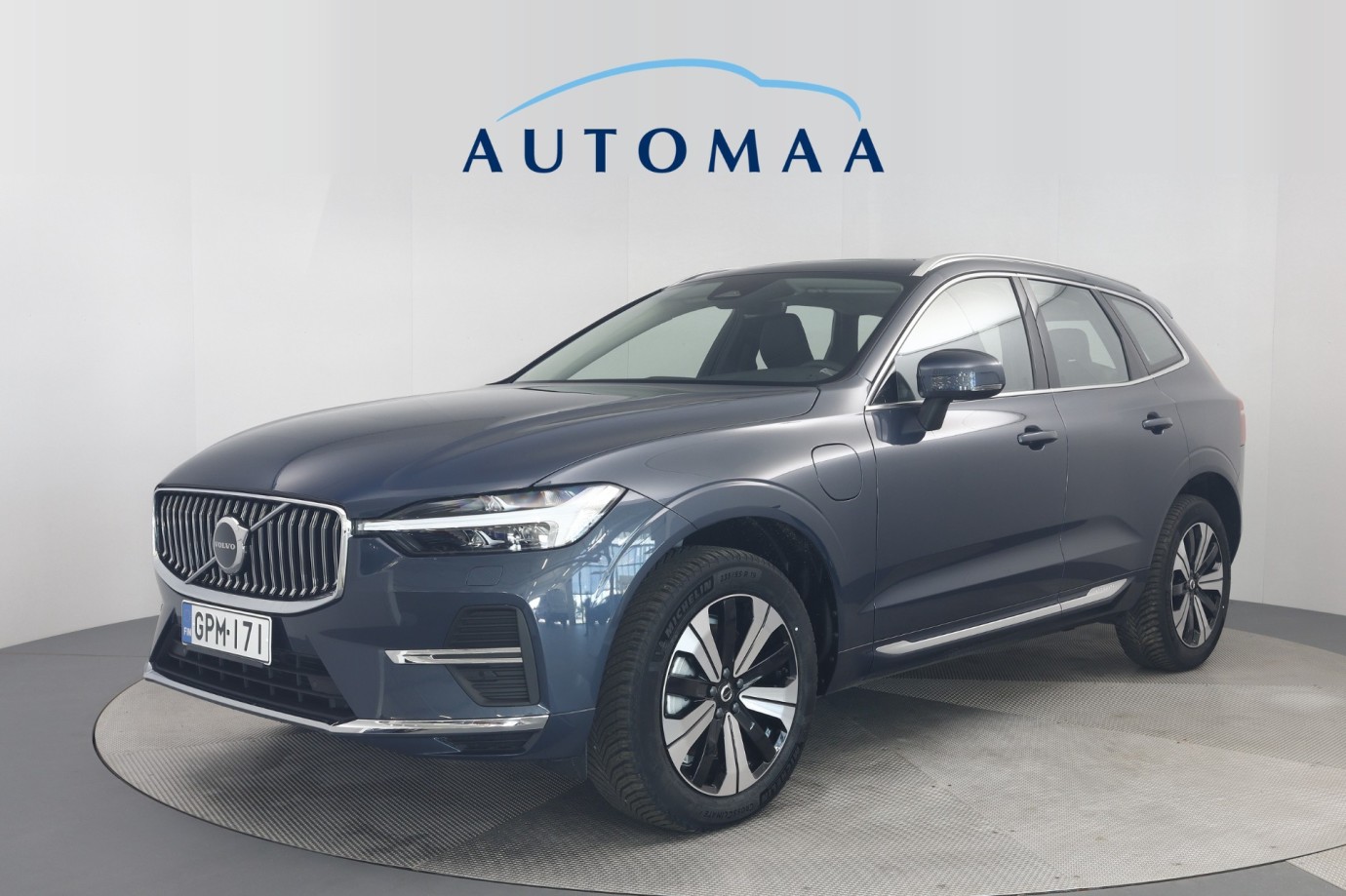 Esittelykuva VOLVO XC60 lataushybridiautosta.