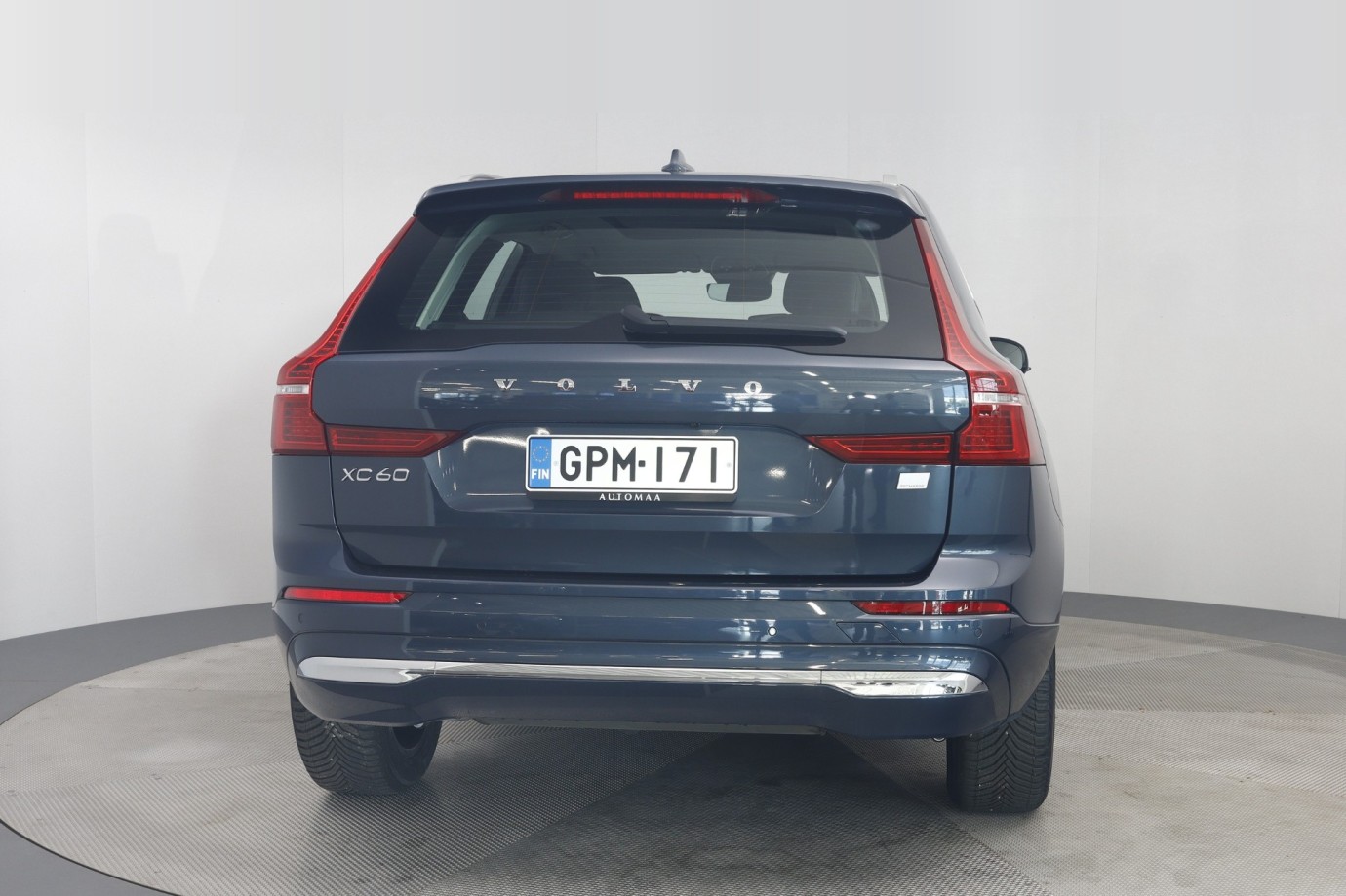 Esittelykuva VOLVO XC60 lataushybridiautosta.