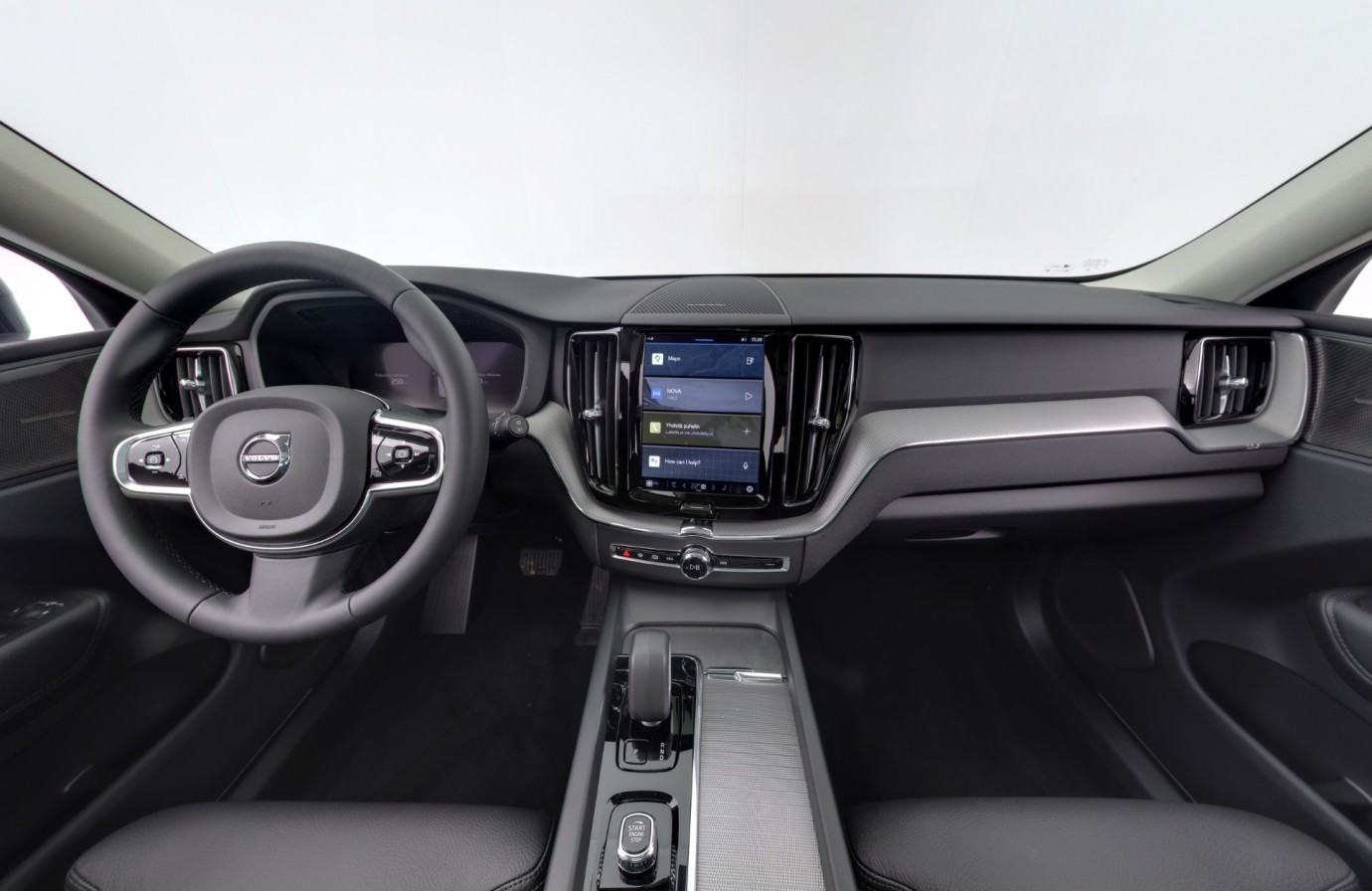 Esittelykuva VOLVO XC60 lataushybridiautosta.