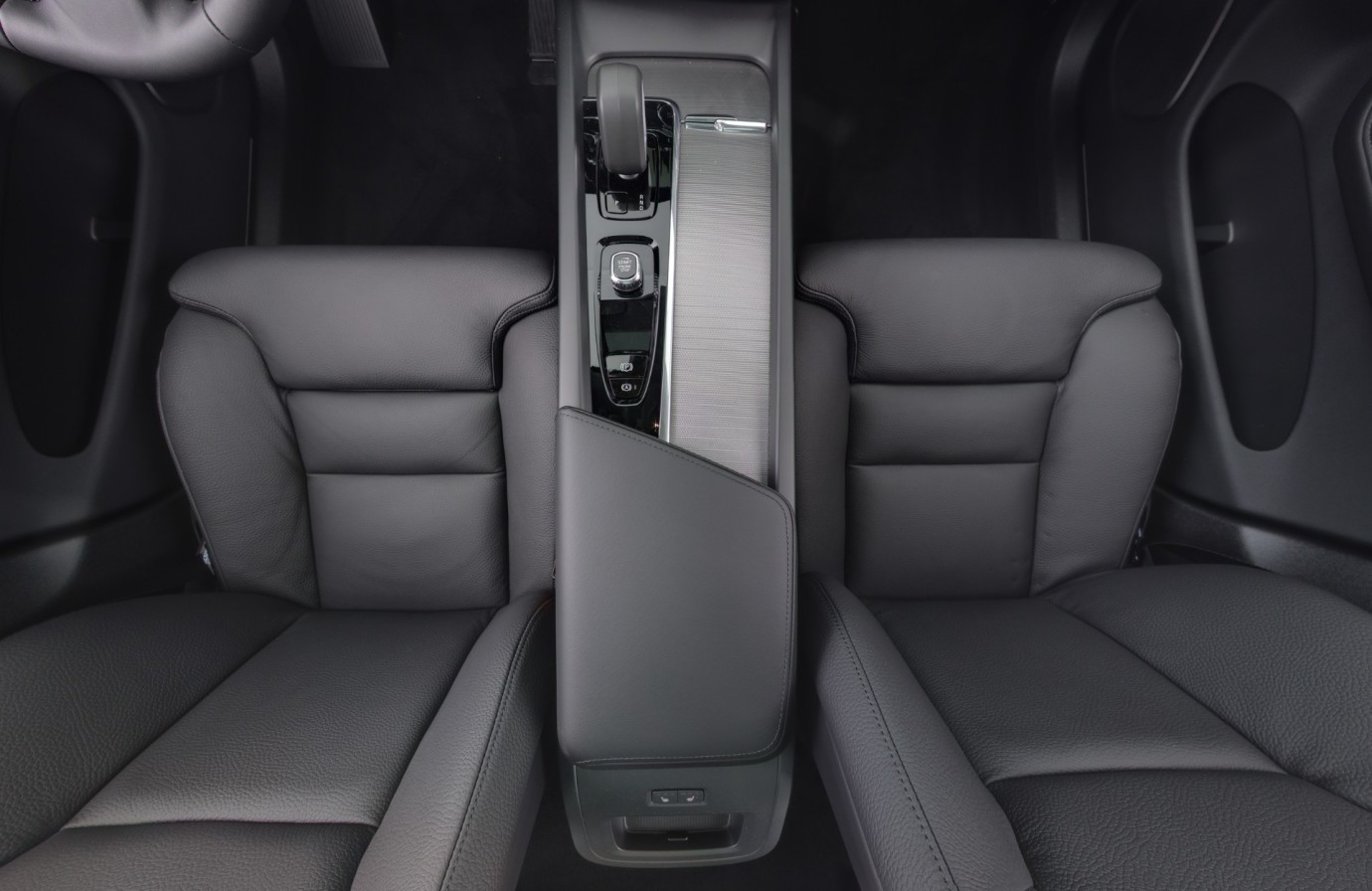 Esittelykuva VOLVO XC60 lataushybridiautosta.
